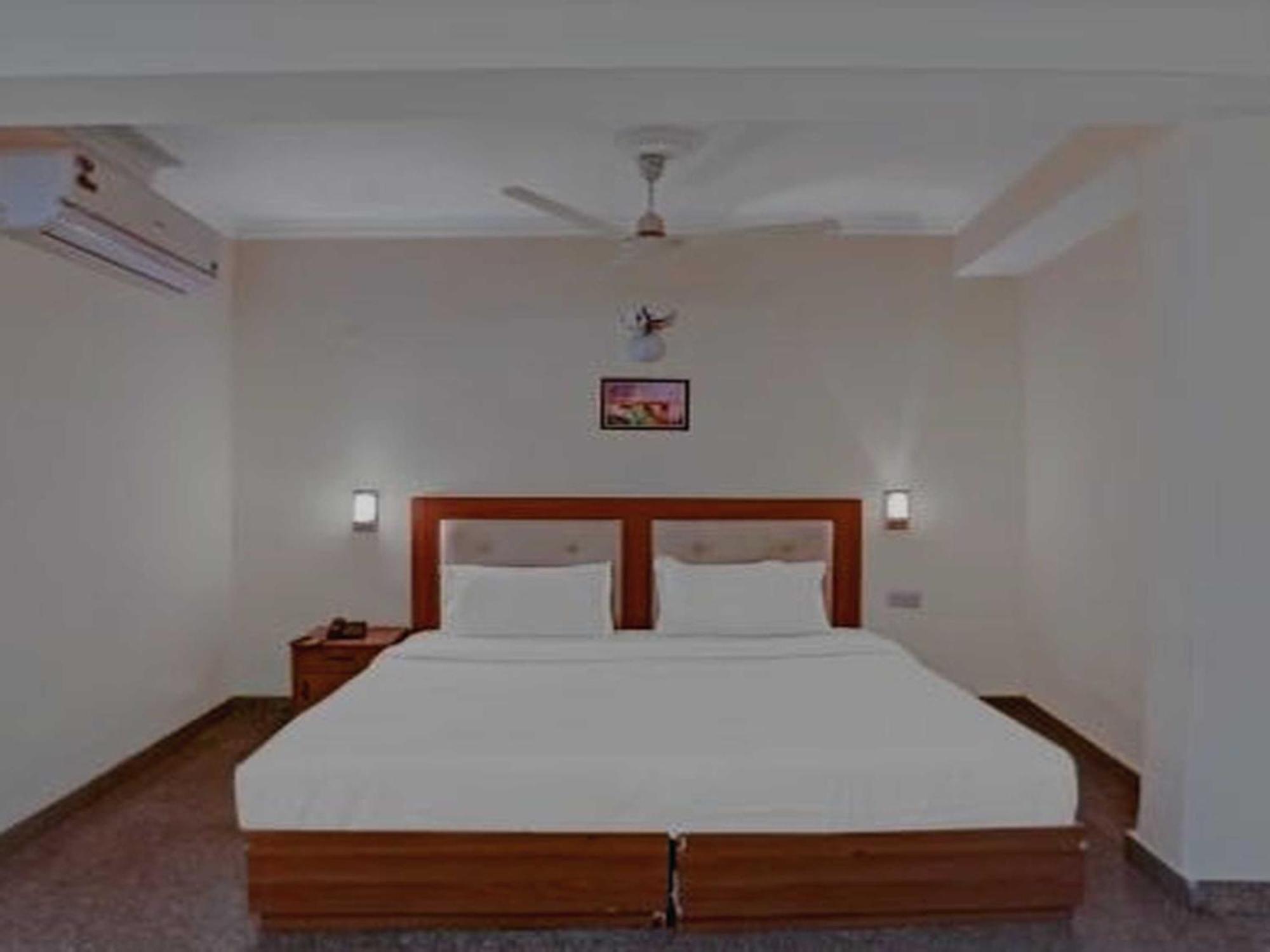 Oyo 75948 Hotel Tushar Continental New Delhi Buitenkant foto