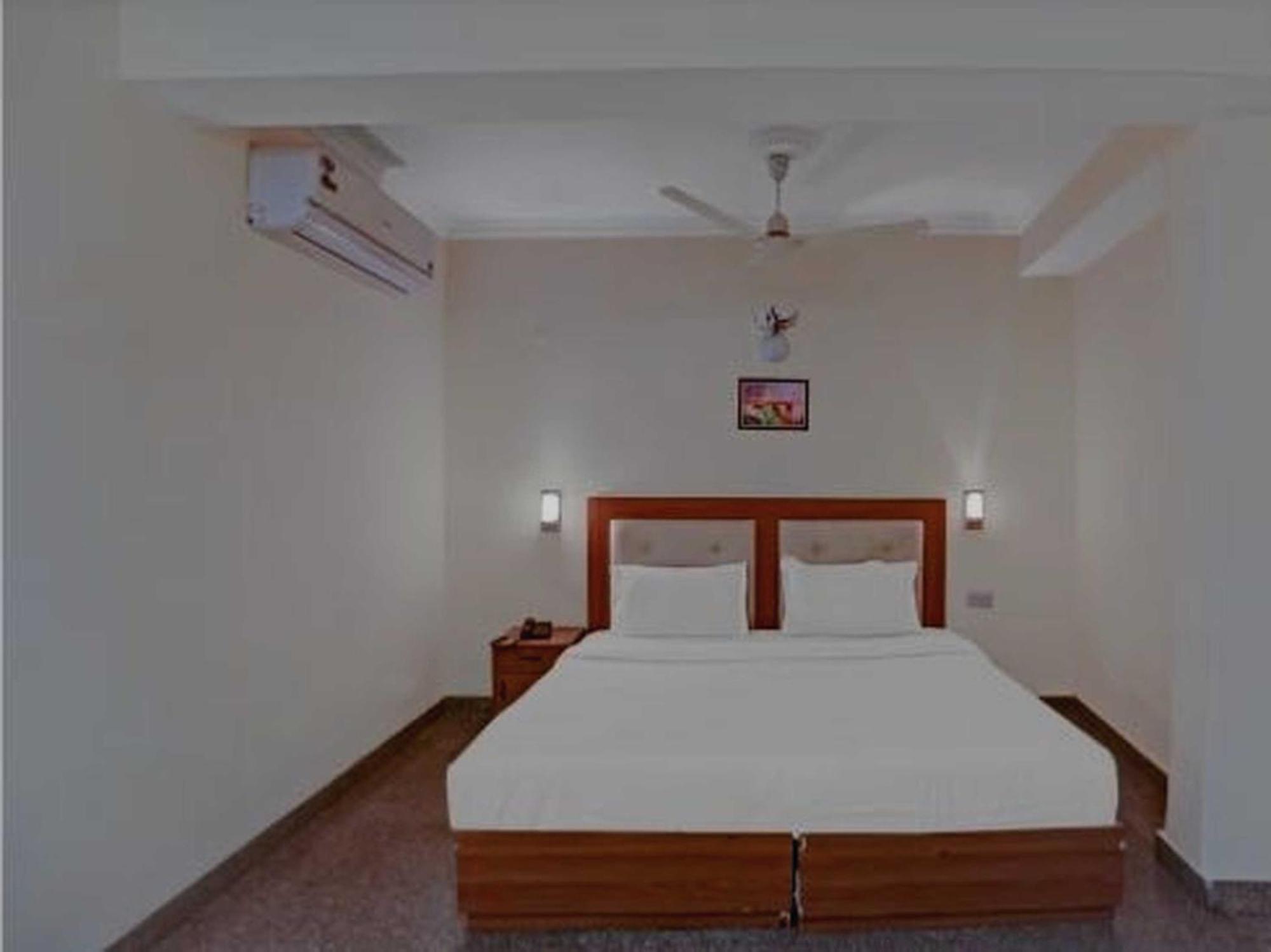 Oyo 75948 Hotel Tushar Continental New Delhi Buitenkant foto